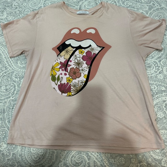 Daydreamer Rolling Stones Flower Tongue Boyfriend Graphic Tee. Size Large. - Picture 4 of 6